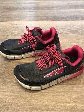 Altra Torin 2.5 Women’s Athletic Shoes in Dark Gray and Pink